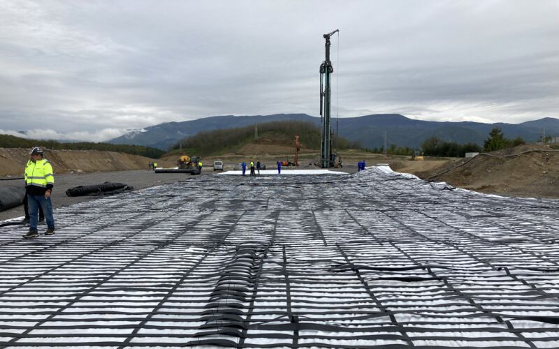 ArmaLynk-Geosynthetic-Geoquest–2-800×600 High-strength reinforcement geosynthetic, ArmaLynk by Geoquest Australia being installed in a mine site.
