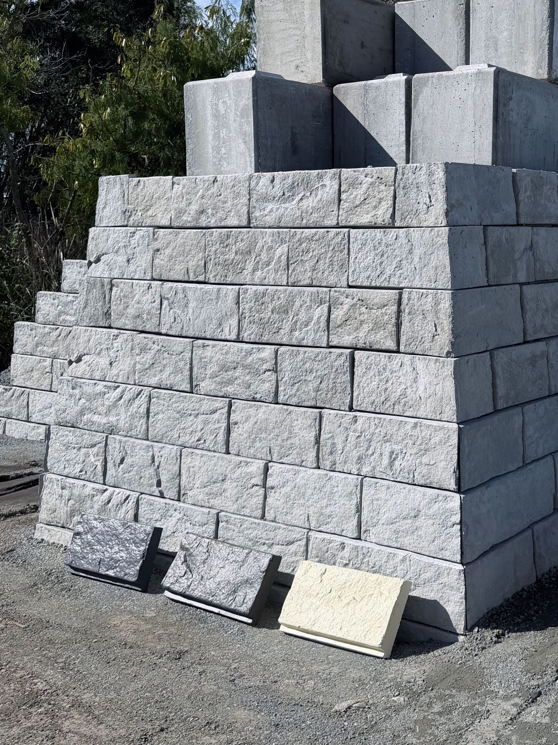 Modular retaining walls in precast concrete - TerraStack by Geoquest